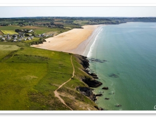 Vue aérienne d&#039;un chemin menant à une plage de sable fin