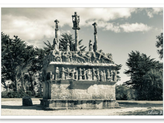 Calvaire de Tronoën sculpté en granit avec 150 personnages daté entre 1450-1470