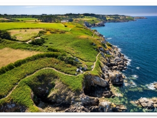 Vue aérienne d&#039;un ancien sentier douanier reconverti en chemin de promenade en baie de Douarnenez, Bretagne