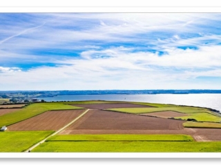 Champs surplombant l&#039;océan sous un magnifique ciel breton