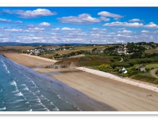 Plages de sable fin et vagues bleues dans la belle baie de Douarnenez, Finistère