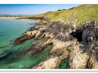 Vue aérienne de l&#039;entrée de la grotte marine capturée par un drone