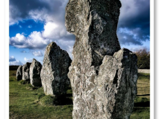 Menhir imposant à Camaret-sur-Mer face à un ciel menaçant