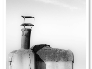 Cheminée en ruine présentant des fissures et des cassures - Photo minimaliste