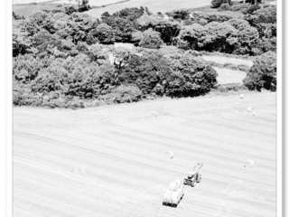 Photo d&#039;un paysan et de son tracteur près de l&#039;océan vue du ciel.