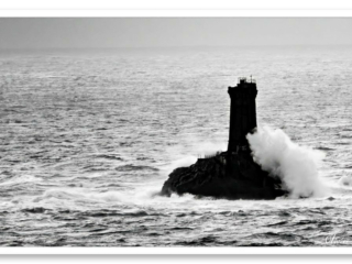 Le phare de la Vieille à la pointe du Raz face à l&#039;océan déchaîné