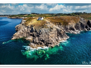 Vue aérienne du phare du Millier au bord de la falaise plongeant dans l&#039;océan