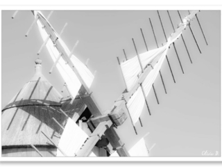 Détail des ailes du Moulin de Trouguer avec jeu d&#039;ombre sur la toiture