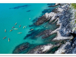Kayakistes admirant les falaises de Bretagne