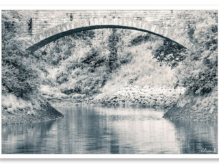 Charmant petit pont de pierre situé à Douarnenez, une construction de pierre emblématique de la région