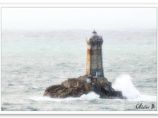 Le majestueux Phare de la Vieille surplombe les côtes dangereuses du Sud Finistère, guide essentiel pour les marins