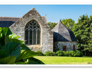 Arrière de la chapelle Sainte-Marie du Menez-Hom, édifice religieux en granit avec un dôme dans un écrin de verdure