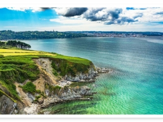 Vue aérienne d&#039;un orage sur Douarnenez, ville côtière, falaises et océan calme