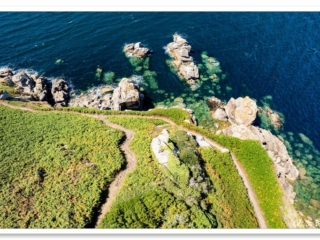 Vue aérienne de la côte bretonne et du sentier bordant la falaise