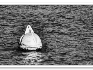 Une bouée d&#039;amarrage blanche symbolisant le rattachement à l&#039;essentiel, dans une photo minimaliste