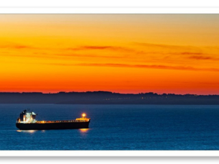 Magnifique coucher de soleil sur le cargo Pegasos en baie de Douarnenez, sous un ciel en feu, devant la presqu&#039;île de Crozon