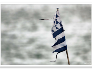 Le drapeau breton (Gwenn ha Du) déchiré, symbole des Bretons résistants aux vents