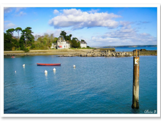 Ile Tristan, Yole traditionnelle et château sur fond de mer bleue en Bretagne