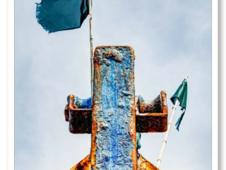 La majestueuse proue d&#039;un chalutier à la retraite, témoignage du temps, flanquée de deux drapeaux
