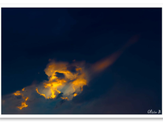 Au cœur du Finistère, le ciel se dévoile, laissant filtrer des rayons dorés et des teintes flamboyantes à travers les nuages.
