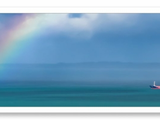 Un navire défiant un arc-en-ciel au-dessus de l&#039;océan limpide, symbole de résilience et d&#039;aventure maritime