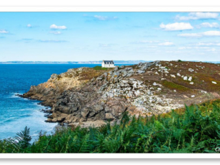 Le phare du Millier, situé entre la falaise et la vaste lande bretonne, servant de repère aux navires.