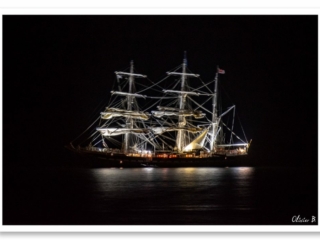 Le Belem, illuminé de mille feux, transforme ses &#039;bouts&#039; en délicats fils de lumière dans la nuit