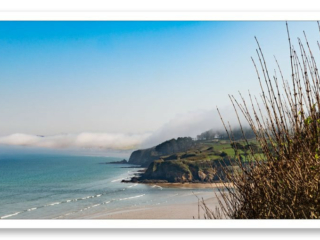 Un nuage fatigué se repose sur les majestueuses falaises surplombant l&#039;océan