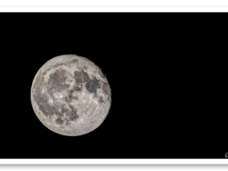 Vue spectaculaire de la lune avec ses cratères et le pôle sud, un délire lunaire