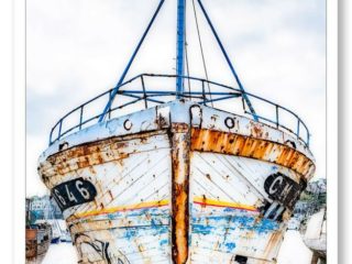 Proue d&#039;un chalutier à Camaret, émouvante épave d&#039;un robuste bateau de pêche en bois échoué sur la grève