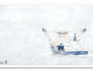 Chalutier sortant du port de Douarnenez en direction de la mer du nord pour une marée de 15 jours. Bon courage à l&#039;équipage
