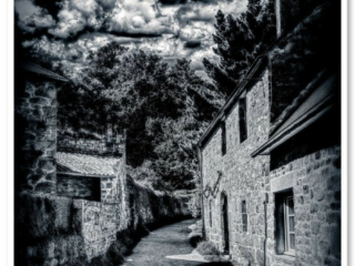 Exploration du mystérieux sentier des Plomarc&#039;h à Douarnenez sous une atmosphère intrigante