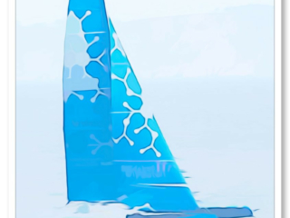 Trimaran bleu filant à toute allure dans la baie de Douarnenez