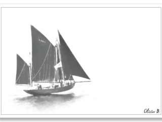 Un vieux voilier de pêcheur file vers l&#039;inconnu, remontant le temps avec toute voile au vent